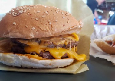 Etli peynirli burger için yakın görüş kağıttır.