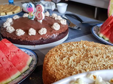 Mutlu yıllar. Pasta, patlamış mısır, karpuz ve fındık.