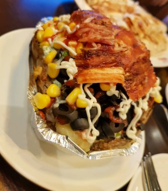 İçi doldurulmuş patates kumpir tabağı.