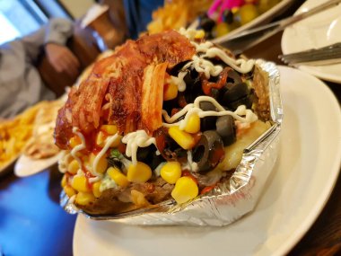 İçi doldurulmuş patates kumpir tabağı.