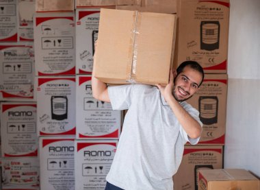 Erkek, savaş bölgelerine gönderilecek paketleri tutuyor ve Filistin ve Gazze gibi ülkelerde yoksulluğa yardım ediyor, insanların bağışlarını destekliyor.