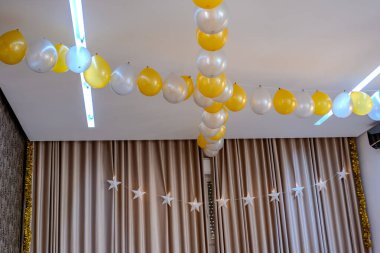 Kutlama dekorasyonları balonlarla ve yıldızlarla harika zaman geçirmek için.