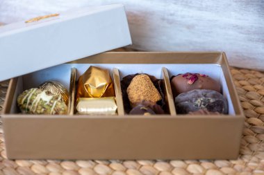 Altın kelimelerle süslü çikolata kutusu Arapça 'da 