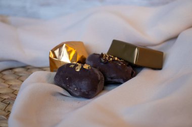 Zarif çiçekli çikolata parçaları ve pembe ve beyaz arka planda güller. Özelleştirme için Model Alan Romantik Kavramı. Sevgililer Günü, Kutlamalar ve Gurme Hediye Kavramları için fikirler