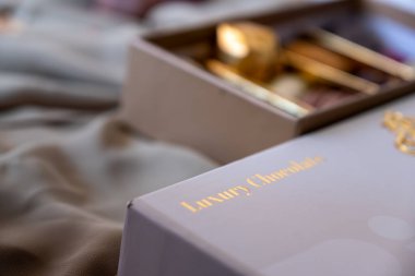 Altın kelimelerle süslü çikolata kutusu Arapça 'da 