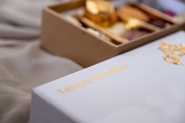 Altın kelimelerle süslü çikolata kutusu Arapça 'da 