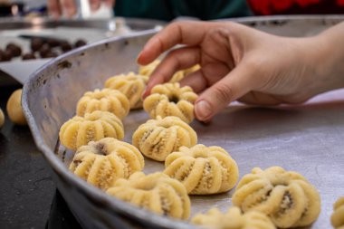 Ramazan 'dan sonra İslami bayram için Arapça çerez ve kahk yapma süreci