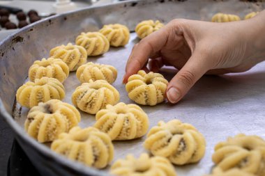 Ramazan 'dan sonra İslami bayram için Arapça çerez ve kahk yapma süreci