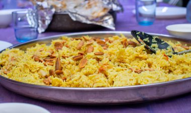 Masada yenmeye hazır bademlerle kaplı pirinç.