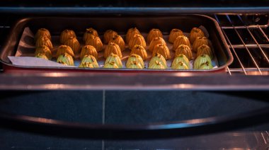 Fırının içinde pişerken Arap Keto bayramı kahvesi.