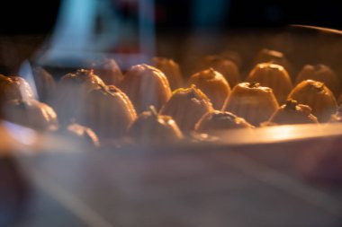 Fırının içinde pişerken Arap Keto bayramı kahvesi.