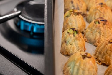 Keto Eid Kahk pişirdikten sonra ızgara tepsisine yerleştirilmiş.