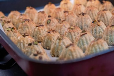 Keto Eid Kahk pişirdikten sonra ızgara tepsisine yerleştirilmiş.