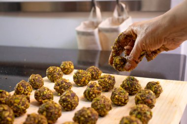 Evde Keto Kahk için malzemeler hazırlarken Arap kadın elleri