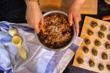 Evde Keto Kahk için malzemeler hazırlarken Arap kadın elleri