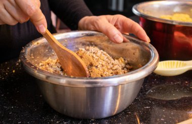 Bayram için keto kahk yapmak için ceviz dolması hazırlarken Arap kadın elleri