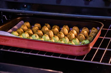 Badem hamurlu keto bayram kahk fırının içindeki ızgara tepsisinde.