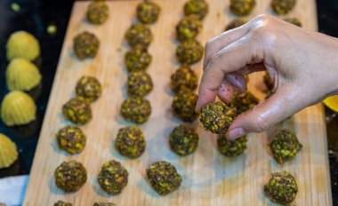 Evde Keto Kahk için malzemeler hazırlarken Arap kadın elleri