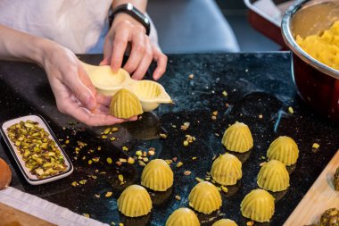 Evde bayram hazırlarken Arap kadın elleri