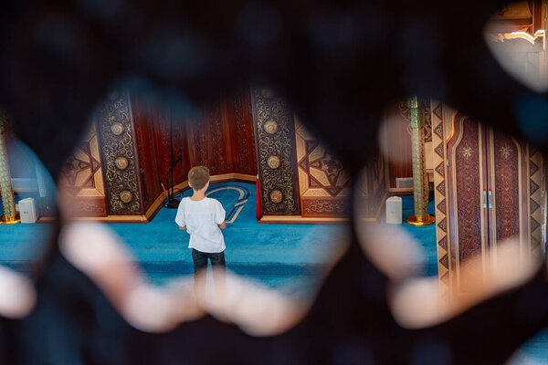 Увидеть насквозь, потому что Ребенок находится внутри, за имамом места