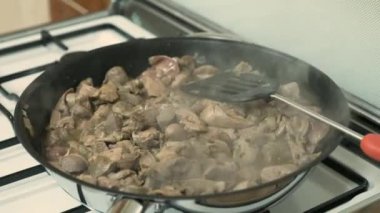 Tavuk bağırsağı ve ciğer dolu tavuklar yüksek sıcaklıkta sotelenerek sulu ve çıtır çıtır olur. Videoda buhar temizken.