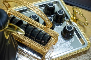 Tatillerde ve aile toplantılarında servis için metalik ve altın tepside siyah parlak kahve seti hazır.