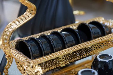 Tatillerde ve aile toplantılarında servis için metalik ve altın tepside siyah parlak kahve seti hazır.