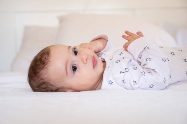 Güzel bebek beyaz sırtüstü