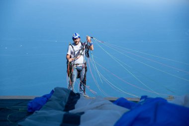 Paraşütçü Uçurumdan Atla
