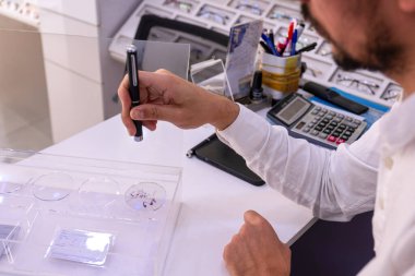 Aydınlığa maruz kaldığında, berrak durum ile kararmış güneş gölgesi arasındaki geçişin etkinliğini göster