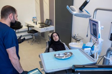 Dişçi ve hasta arasındaki konuşma