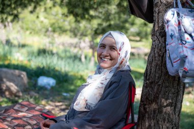 Büyükanne ve bebek yeşil tarlalarda piknik yaparak güzel anılar yaratıyorlar.