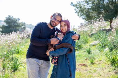 Anne ve bebek yeşil tarlalarda piknikte birlikte vakit geçirip güzel anılar yaratıyorlar.