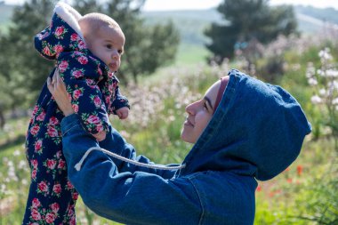 Baba, anne ve bebek yeşil tarlalarda piknik yaparak güzel anılar yaratıyorlar.