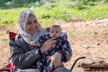 Büyükanne ve bebek yeşil tarlalarda piknik yaparak güzel anılar yaratıyorlar.