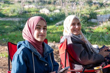 Baba, anne ve bebek yeşil tarlalarda piknik yaparak güzel anılar yaratıyorlar.