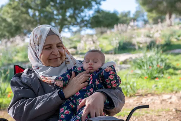 Büyükanne ve bebek yeşil tarlalarda piknik yaparak güzel anılar yaratıyorlar.