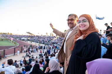 Gururlu bir baba ve kızı tesettürde neşeli bir mezuniyet töreninin tadını çıkarıyorlar. Aile, aşk, başarı ve kazanma yarışmalarını kutluyorlar.