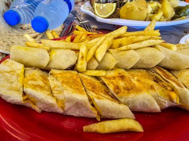 Geleneksel Orta Doğu Shawarma soslu, yanında da kızarmış patates. Lezzetli sokak yemekleri ve kültürel mutfağın mükemmel bir temsilcisi.