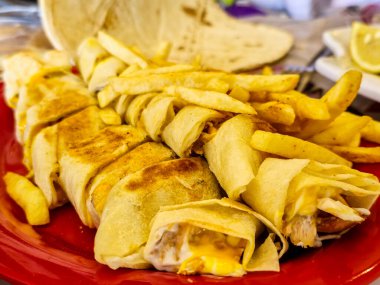 Geleneksel Orta Doğu Shawarma soslu, yanında da kızarmış patates. Lezzetli sokak yemekleri ve kültürel mutfağın mükemmel bir temsilcisi.