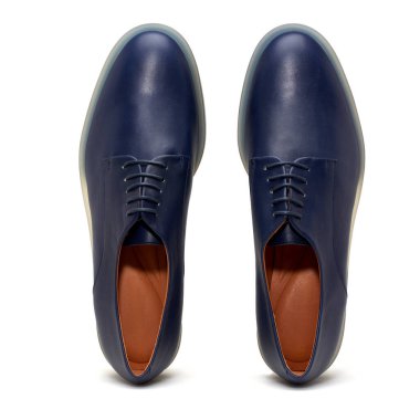 Modaya uygun mavi deri ayakkabı.