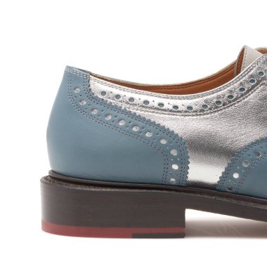 İki tonluk mavi ve gümüş topuklu ayakkabı.