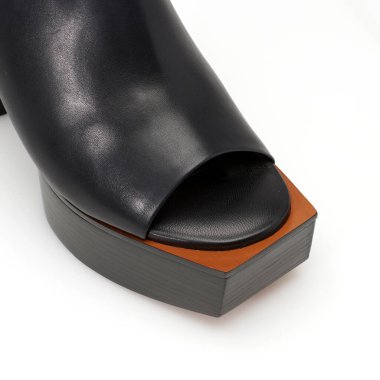 Ön tarafta siyah deri ayakkabılar var.