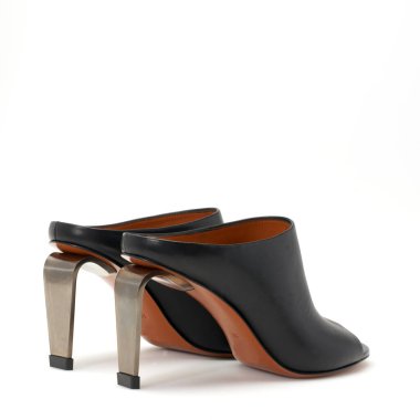 Siyah deri katır ayakkabısı. Önden üç çeyrek arka manzara.