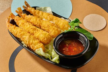 Geleneksel Tayland yemekleri karides tempura