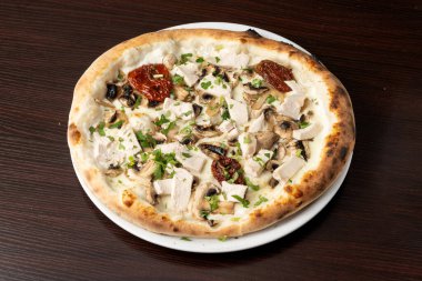 Geleneksel İtalyan yemeği Pizza Pollo
