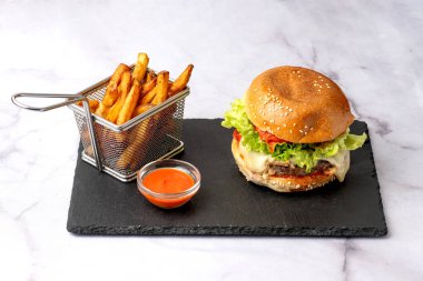 Hamburger, patates ve acı sos.