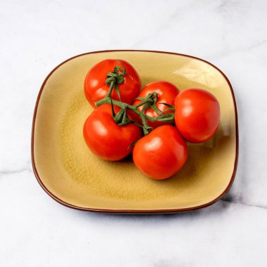 Tabakta kırmızı domates kümesi