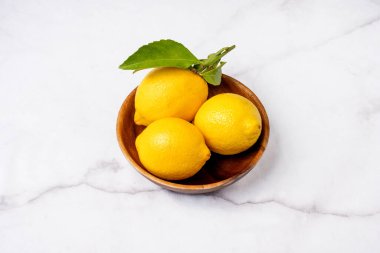Citrus, bir kasede üç sarı limon.