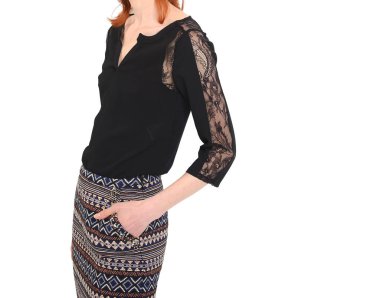 Beyaz arkaplanda işlemeli siyah bluz